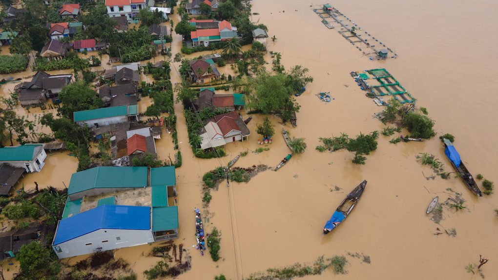 Bão LINFA gây nên thảm họa lũ lụt, lũ quét và sạt lở đất tác động mạnh đến toàn bộ khu vực miền Trung Việt Nam.