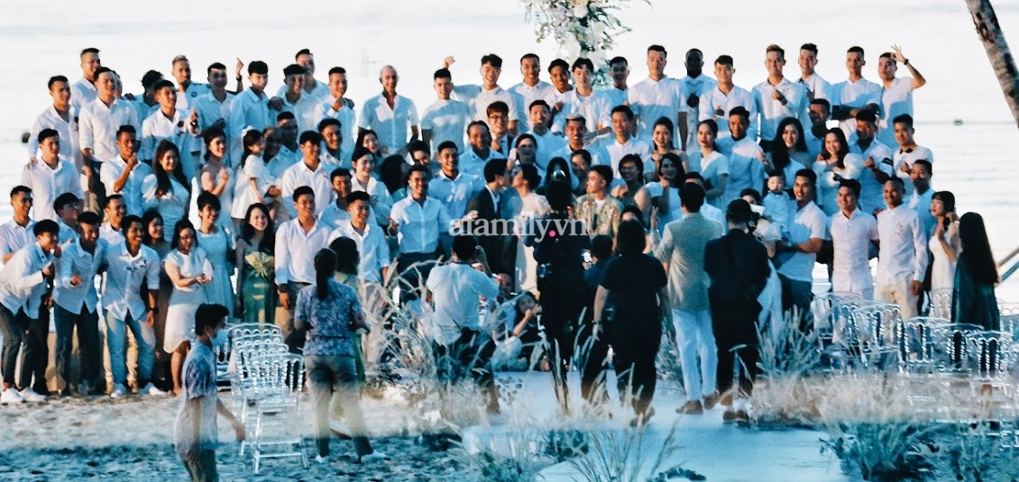 Công Phượng khóa môi Viên Minh trước các khách mời