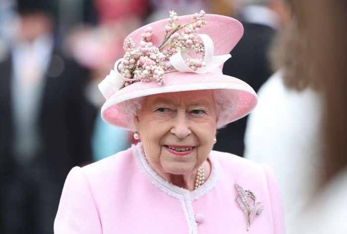Năm 25 tuổi, Nữ hoàng Elizabeth II đã trở thành vua của nước Anh và đến năm 2020, 94 tuổi, bà vẫn còn ngồi trên ngai vàng.