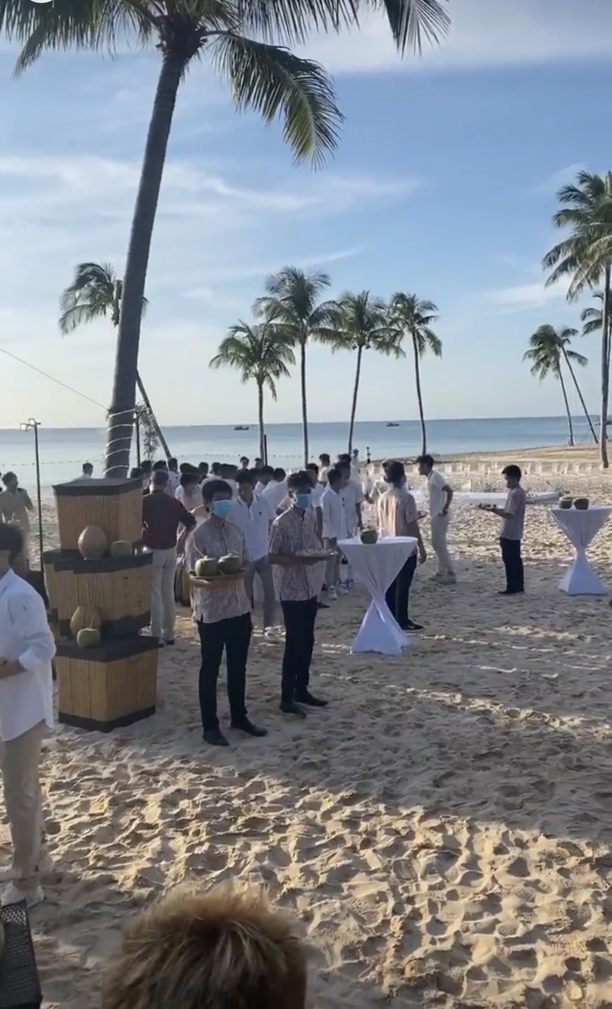 Khung cảnh đám cưới thơ mộng bên cạnh bãi biển với view rất 'xịn' và dresscode của bữa tiệc là màu trắng.