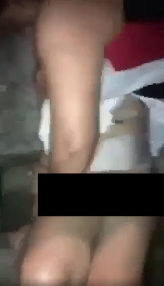 Theo nội dung đoạn clip, cô gái trẻ bị lột sạch quần áo, trên người chỉ còn đồ nội y xộc xệch.