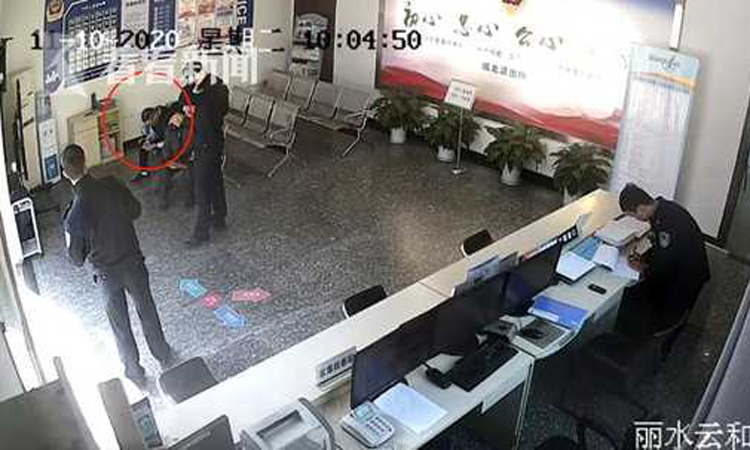 Trong bức ảnh, Mã (khoang đỏ) đang ngồi nghịch điện thoại để chờ đưa chủ nhà về thì bị bắt. Ảnh: kknews.
