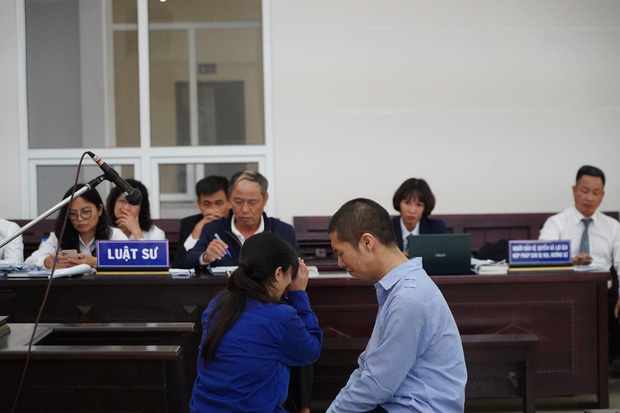 Vụ bạo hành con gái 3 tuổi tử vong: Bố động viên con trai bị tuyên án tử "mạnh mẽ lên"