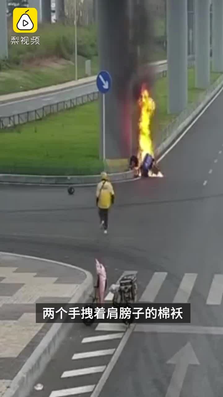 Bất chấp đám cháy xe máy thanh niên lao vào để cứu người.