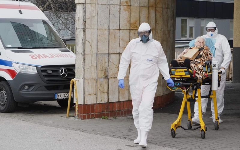 Nhân viên y tế đưa người bệnh COVID-19 đến một bệnh viện tại Thủ đô Warsaw, Ba Lan. (Ảnh: Getty Images)