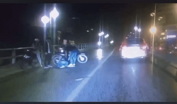 Hà Nội: Cứu người bị tai nạn giao thông, thành nạn nhân của vụ tai nạn khác