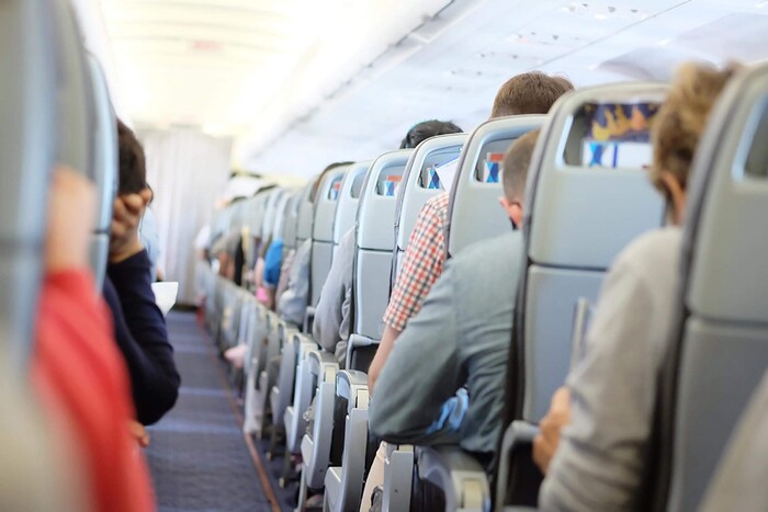 Hành khách cần lưu ý một vài kinh nghiệm để sử dụng nhà vệ sinh trên máy bay một cách thoải mái và an toàn. (Ảnh: Awasada Kalayanamit | Shutterstock)