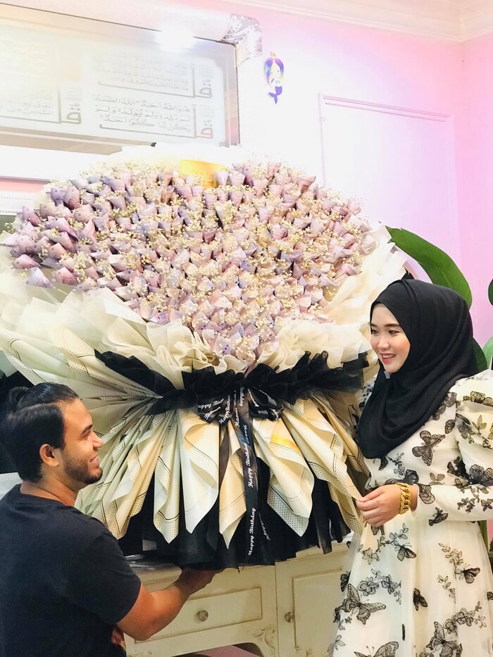 Người phụ nữ được chồng tặng bó hoa bằng tiền khổng lồ trong ngày sinh nhật.