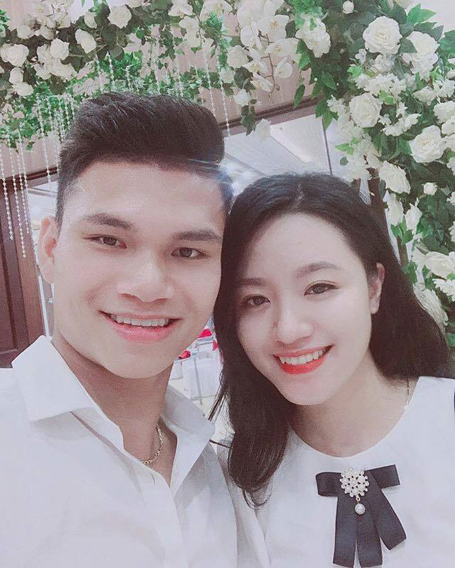 Vợ sắp cưới của Xuân Mạnh là Dung Trần (quê Nghệ An), cũng chính là cô bạn gái cầu thủ xứ Nghệ công khai vào dịp lễ Valentine 2019.