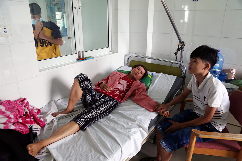 Bà Lưu Thị Mộng Thường cùng con trai đang điều trị sốt xuất huyết tại bệnh viện, sáng 25/11. Ảnh: vnexpress