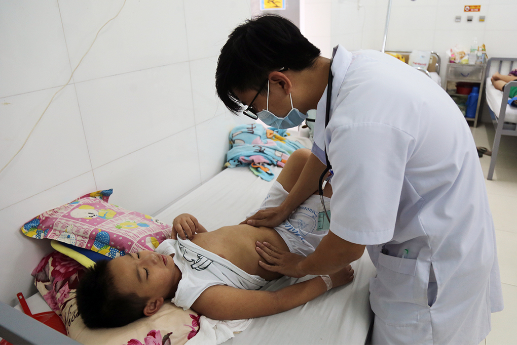 Bác sĩ Bệnh viện Nhiệt đới Khánh Hòa khám cho bệnh nhi sốt xuất huyết, sáng 25/11. Ảnh: Vnexpress
