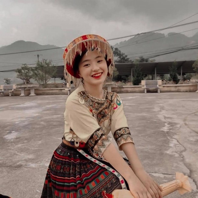 Cô bé bán lê người Mông nổi tiếng năm nào gây sốt vì diện mạo tuổi 18 - Ảnh 3