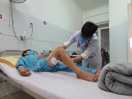 Một bệnh nhân mắc Whitmore đang được thăm khám tại Bệnh viện Đà Nẵng. (Ảnh: Tuổi Trẻ)