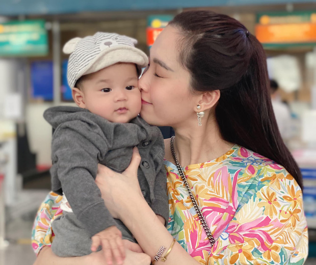Bé Liam được 7 tháng tuổi, vợ chồng Hoa hậu Đặng Thu Thảo mới lần đầu tiên công khai mặt cậu bé.