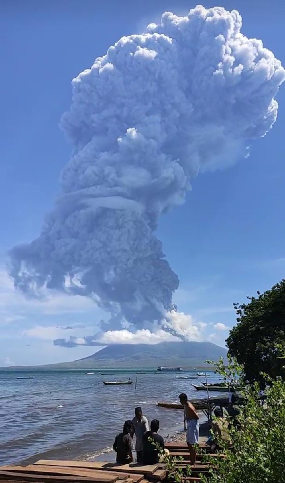 Indonesia: Núi lửa phun khói bụi cao tới 4 km, 2.700 cư dân nháo nhào tìm nơi trú ẩn - Ảnh 1