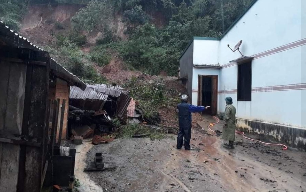Đắk Lắk: Lở núi nhiều căn nhà bị vùi lấp - Ảnh Zing