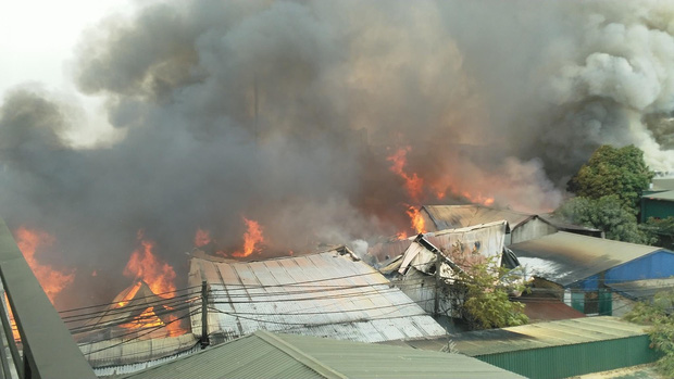 Cháy rất lớn tại xưởng sản xuất đồ gỗ ở Hà Nội, nhiều nhà xưởng bị thiêu - Ảnh 3