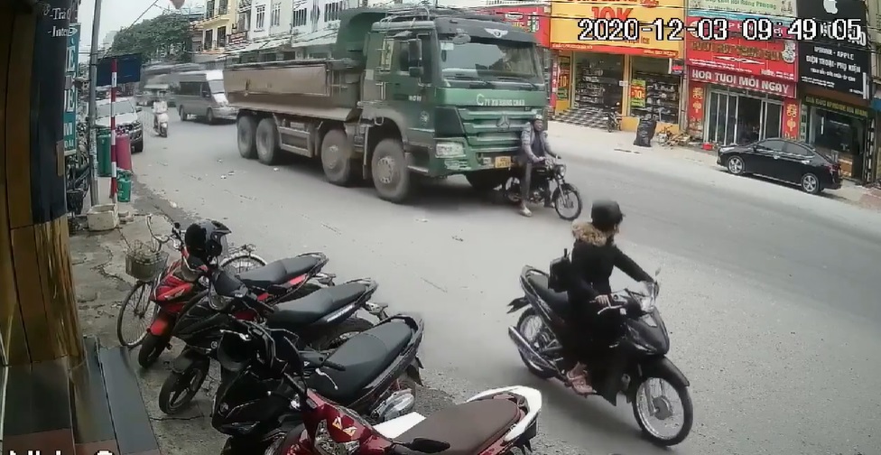 Người đàn ông tỉnh bơ dù bị
