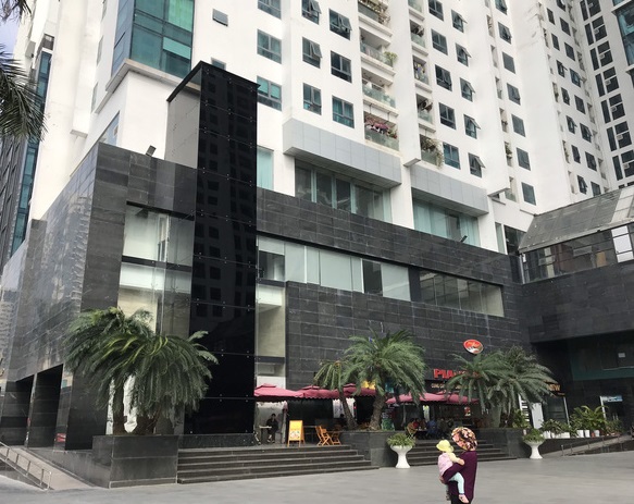 Cận cảnh chiếc thang máy không có lan can khiến người đàn ông rơi từ tầng 2 xuống 