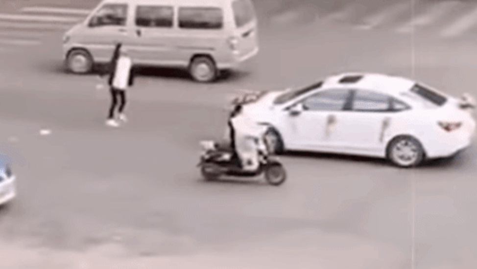 Cô gái lao ra đường chặn xe hoa cản người yêu cũ đi lấy vợ