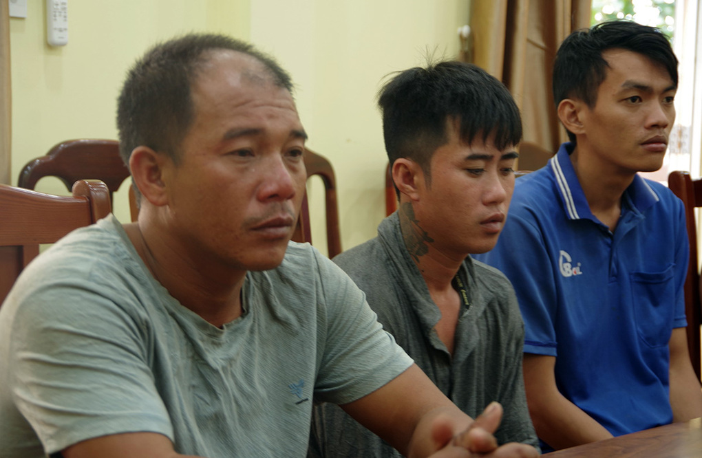 Tàu bị chìm khi đang đánh bắt cá, 5 người ôm can nhựa một giờ trên biển
