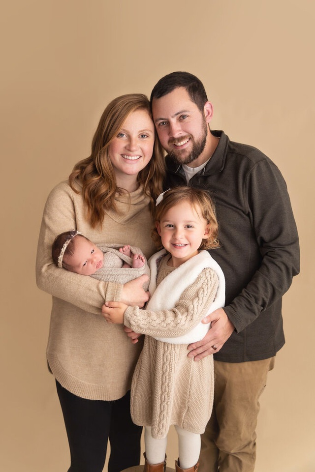 Cô Tina, anh Ben cùng hai con gái, Emma 3 tuổi và Molly 1 tháng tuổi. Cả hai bé là chị em ruột và cùng được sinh ra từ phôi thai do một cặp vợ chồng hiến tặng cách đây hơn 20 năm.