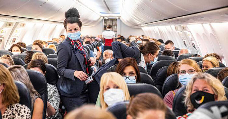 Năm 2020, du khách còn được làm quen với các phương thức di chuyển mới như đeo khẩu trang, dùng nước sát khuẩn tay, mang theo giấy xét nghiệm nCoV khi đi du lịch. Ảnh: DW