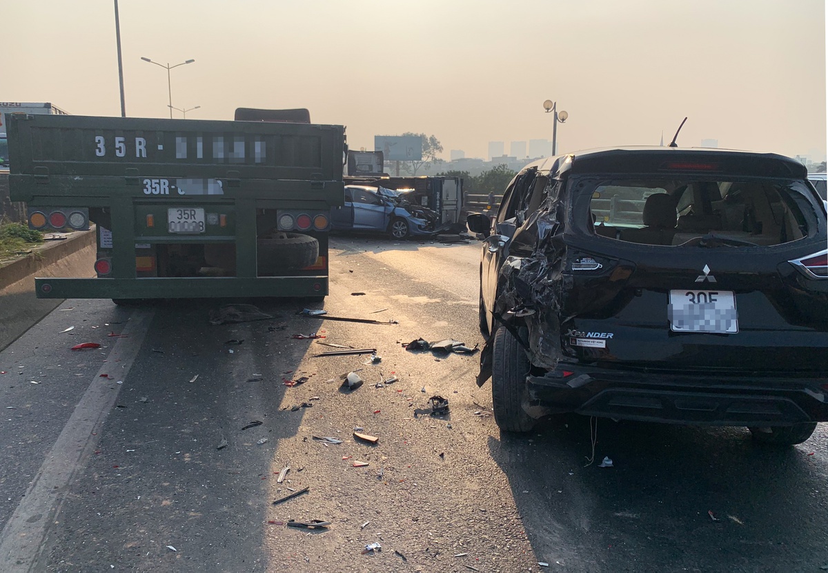 Hà Nội: Hai xe đầu kéo, một xe tải và hai ôtô tông nhau trên cầu Thanh Trì - Ảnh 2