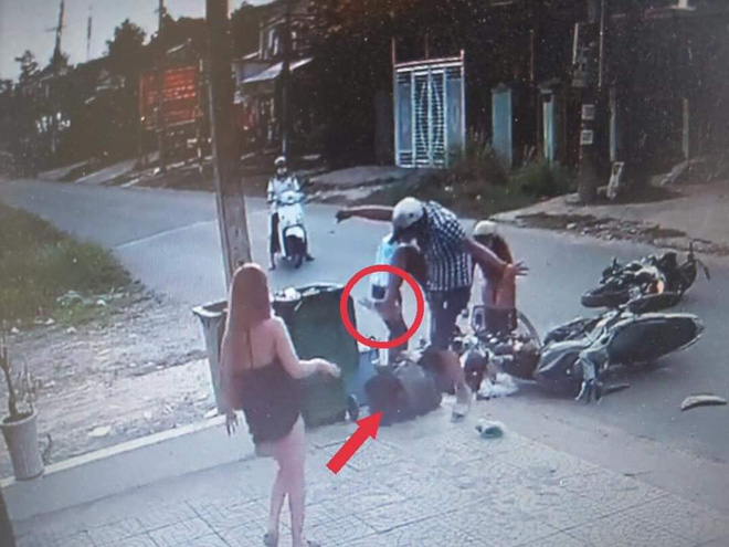 Sau va chạm xe máy, gã thanh niên lao vào đánh túi bụi nữ sinh.