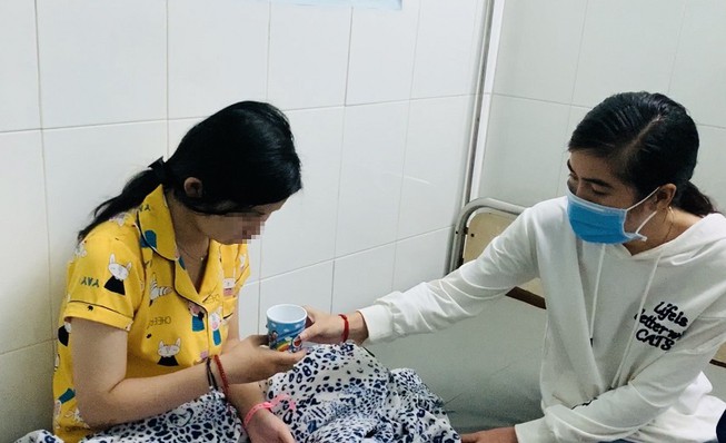 Nữ sinh NTNY (bìa trái) vẫn đang được điều trị tại Bệnh viện Nhi đồng 2, TP.HCM. Ảnh: plo