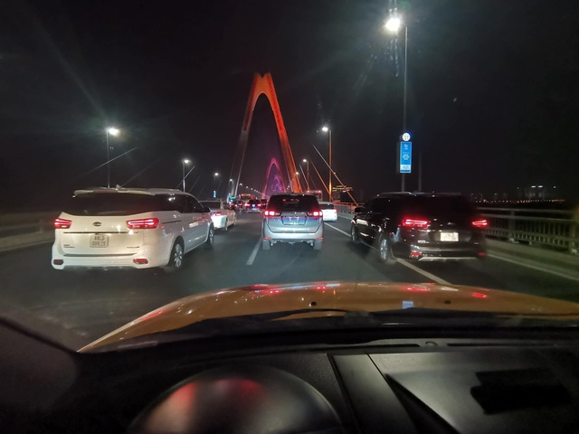 3 ô tô tông liên hoàn trên cầu Nhật Tân gây ùn tắc kéo dài - Ảnh 3