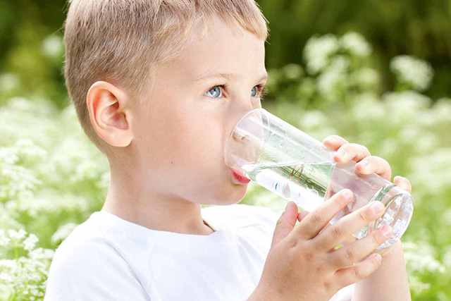 Theo các bác sĩ thói quen uống nước trước bữa ăn cần loại bỏ