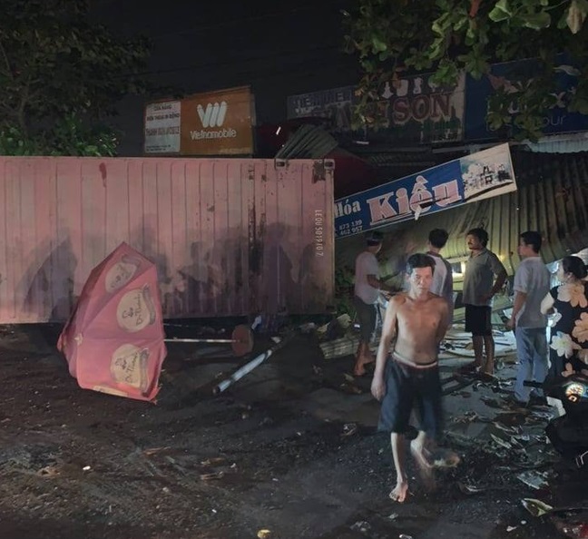 Đồng Nai: Xe container mất lái tông sập nhà dân - Ảnh 3