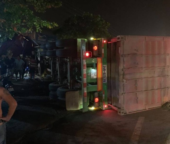 Đồng Nai: Xe container mất lái tông sập nhà dân - Ảnh 2