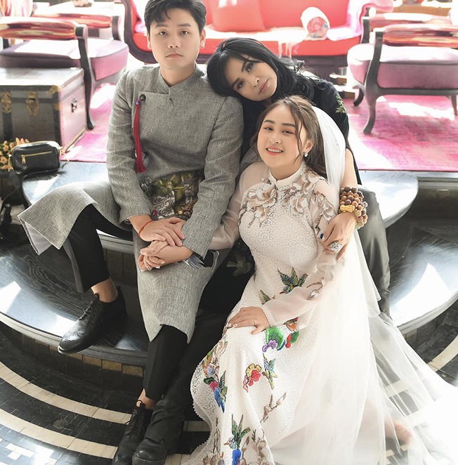 Thiện Thanh - con gái 24 tuổi của ca sĩ Thanh Lam và nhạc sĩ Quốc Trung - tổ chức đám cưới với bạn trai vào tháng 1 năm sau.