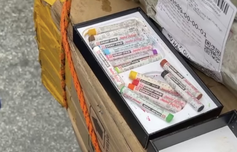 Bỏ vài chục triệu mua iPhone 12 nhưng nhận về là... đá và bút chì màu