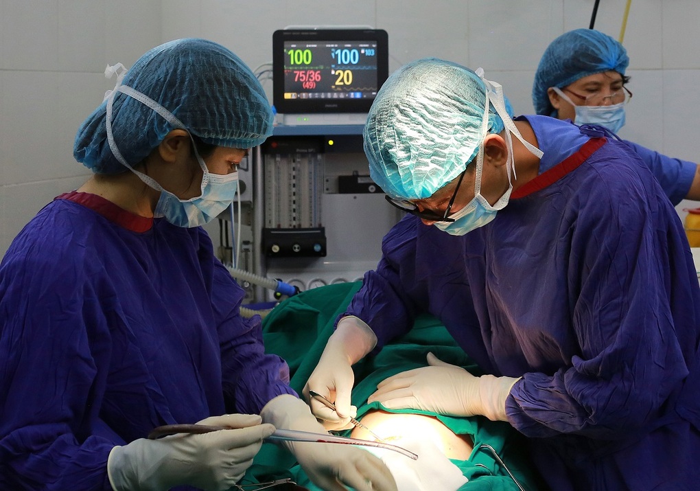 Bác sĩ Dũng (bên phải) cùng đồng nghiệp tiến hành ca sinh mổ tại Bệnh viện Bưu điện. Ảnh: Bệnh viện cung cấp