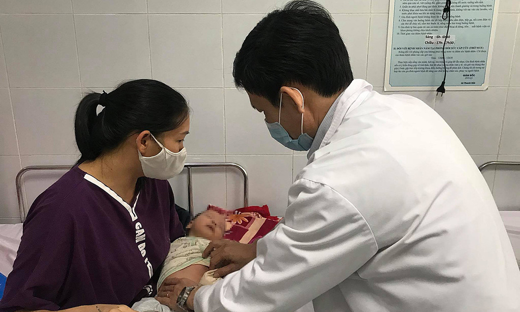 Em bé hai tháng tuổi đang điều trị cúm tại Bệnh viện Nhi Trung ương. Ảnh: VnExpress