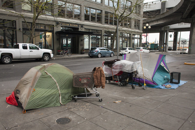  Người vô gia cư dựng lều trái phép trên vỉa hè tại thành phố Seattle. Ảnh: Reuters.