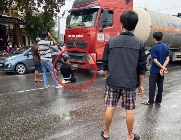 Xót xa hình ảnh chồng quỳ gối, gào khóc bên thi thể vợ bị xe đầu kéo cán tử vong