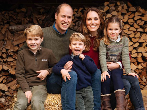Hình ảnh gia đình trên thiệp Giáng sinh 2020 của nhà Cambridge