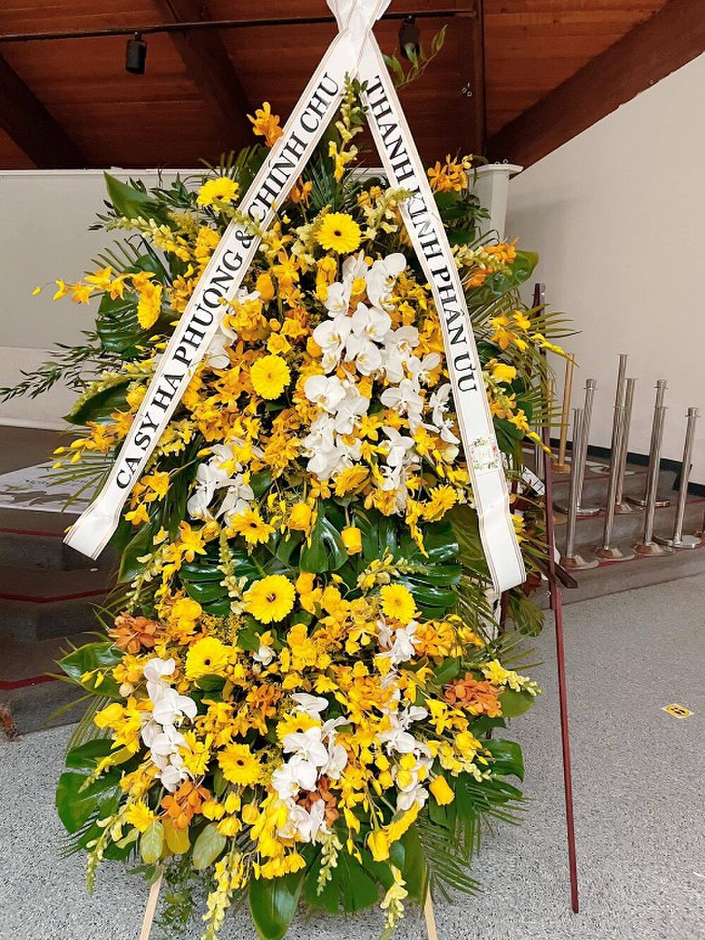 Ngoài gửi tiền, ca sĩ Hà Phương còn đem hoa đến viếng trong đám tang cố NS Chí Tài tại Mỹ