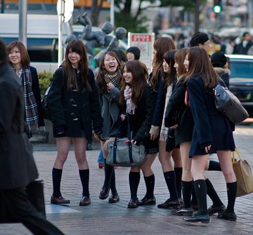 Dù thời tiết nóng bức hay lạnh giá, nữ sinh Nhật Bản vẫn thường diện váy ngắn đến trường. Ảnh: Japan Today.