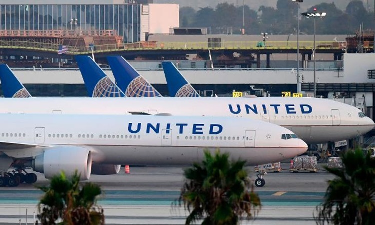 Các máy bay của United Airlines tại sân bay quốc tế Los Angeles hồi tháng 10. Ảnh: AFP.