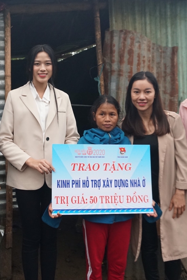 Đỗ Thị Hà (trái) và bà Phạm Kim Dung trao quà cho người dân xã Trà Don. Ảnh: VnExpress