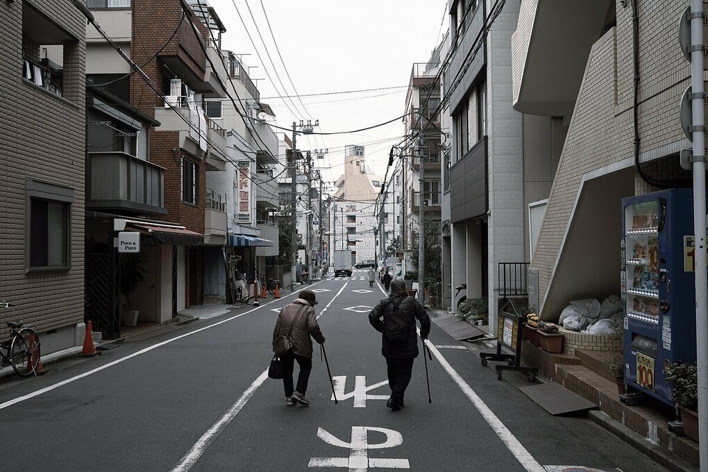 Hai người già ở quận Toshima, thủ đô Tokyo. Ảnh: Bloomberg.