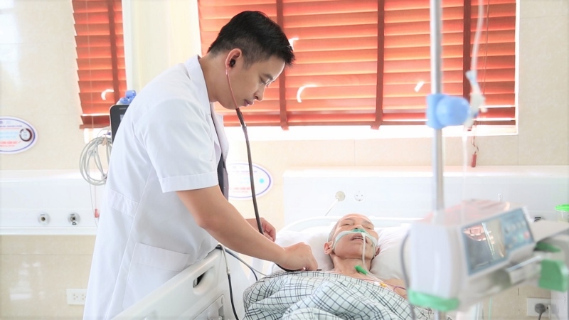 Bác sĩ hoang mang khi bệnh nhân gắt: Không biết đột quỵ phải nằm yên à?