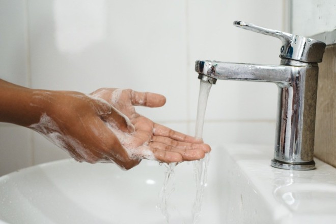 WHO cũng khẳng định cách tốt nhất để phòng ngừa sự lây lan SARS-CoV-2 vẫn là rửa tay đúng cách bằng xà phòng