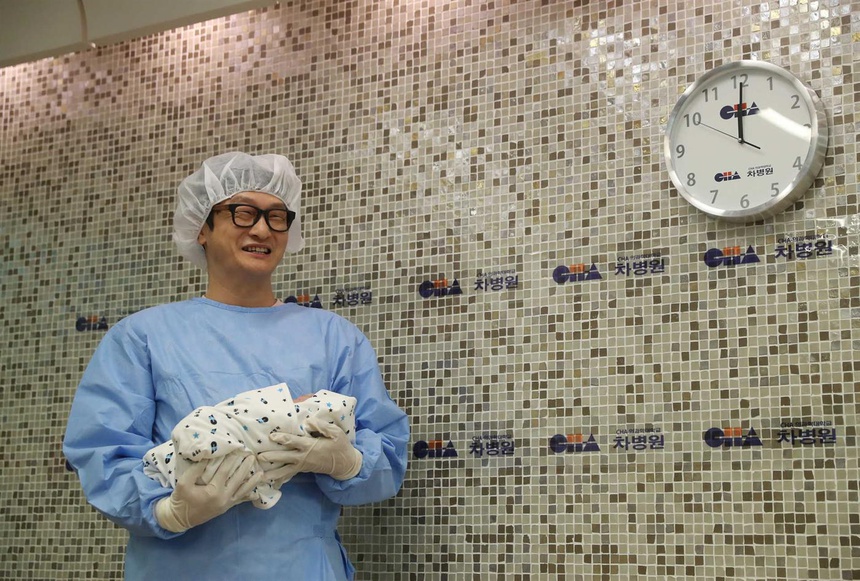 Một đứa bé được sinh vào thời khắc giao thừa ở Hàn Quốc. Ảnh: The Guardian.