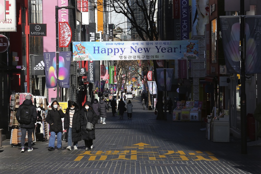 Người dân đeo khẩu trang xuống đường trong dịp năm mới ở thủ đô Seoul, nơi có dân số sụt giảm lần đầu tiên trong năm vừa qua. Ảnh: AP.